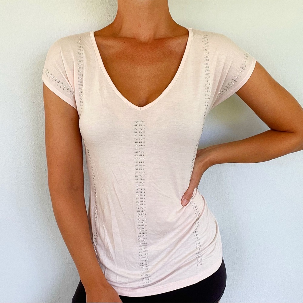 New York & Company blush pink silver stud v-neck stretch tee size small